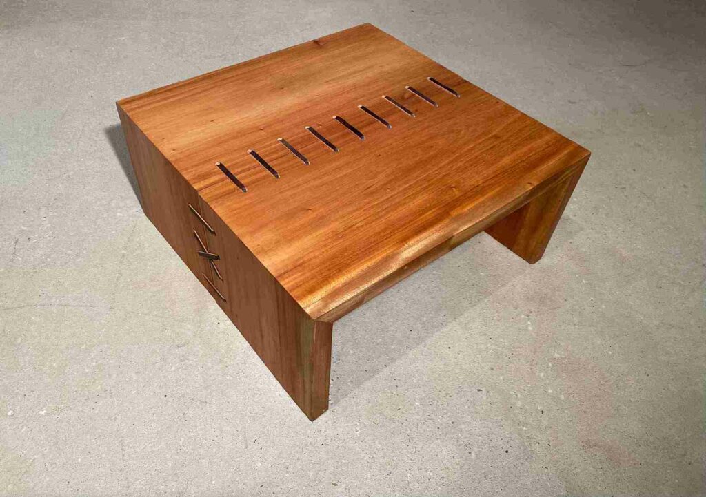 table basse bois massif à lacets de cuir design