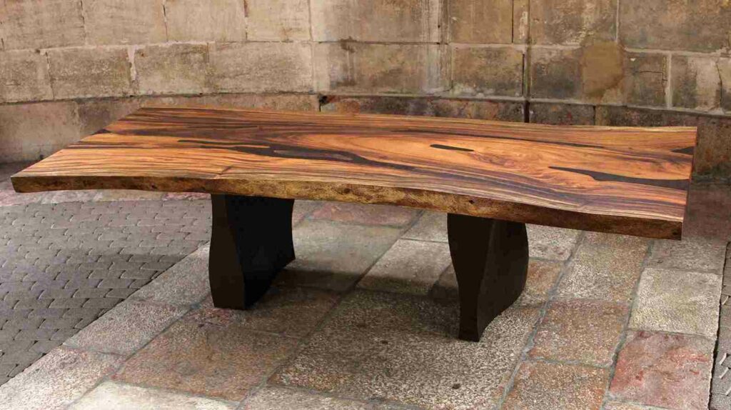 table à manger bois massif et incrustations metal